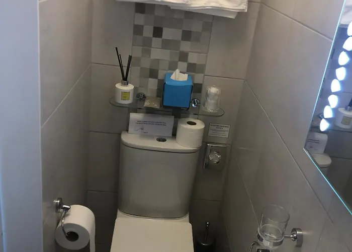 Seacrest לינה וארוחת בוקר 4*