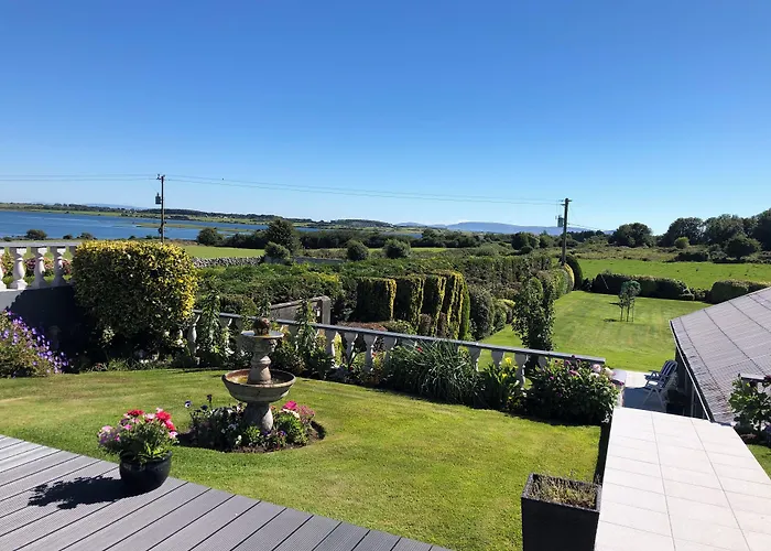 Seacrest לינה וארוחת בוקר 4*